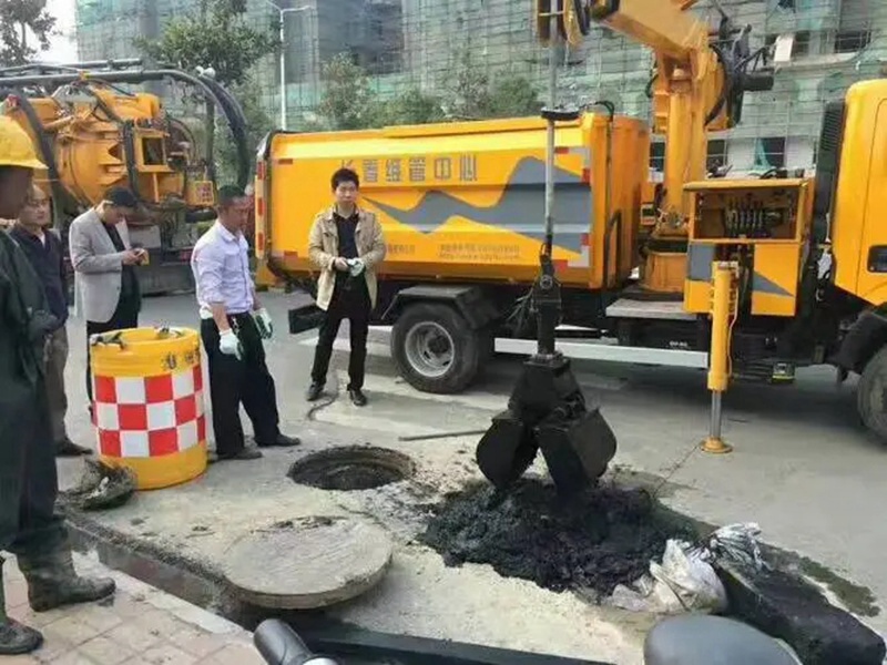 南昌街道:網(wǎng)格員化身“清道夫”,為民解憂疏通“堵心”化糞池